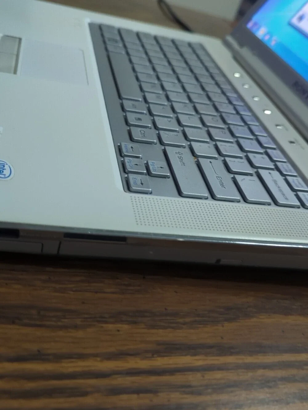 Sony Vgn-cr220e Laptop (win 7, 2gb Ram, 32gb SSD, Dvd-rw, Wi-Fi, Webcam)